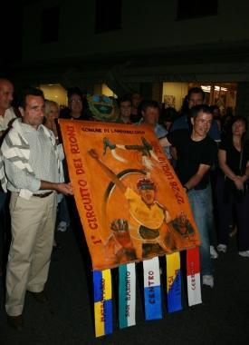 A sinistra il sindaco di Lamporecchio Giuseppe Chiaramonte con il palio     