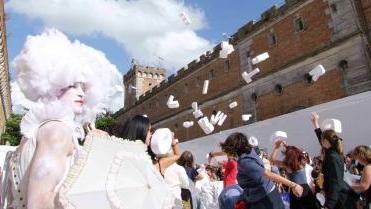 <b>IL GRAN FINALE </b>Il lancio di lettere in aria a fine spettacolo