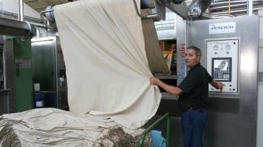 Al lavoro in una azienda tessile