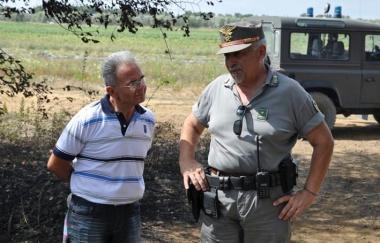 Il proprietario del terreno con Ortese, ispettore della forestale 