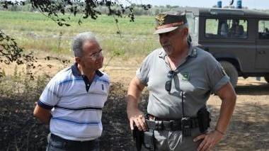 Il proprietario del terreno con Ortese, ispettore della forestale