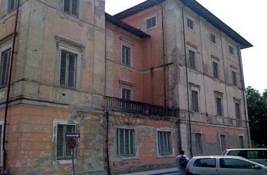 <strong>DIROCCATO.</strong> Il centralissimo edificio dell’ex hotel Nettuno