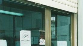 A sinistra un controllo dei carabinieri; a destra l’esterno dell’ufficio postale preso nuovamente di mira dai banditi