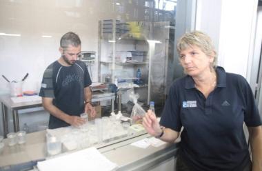 Il veterinario Claudia Gili nel laboratorio per le analisi 