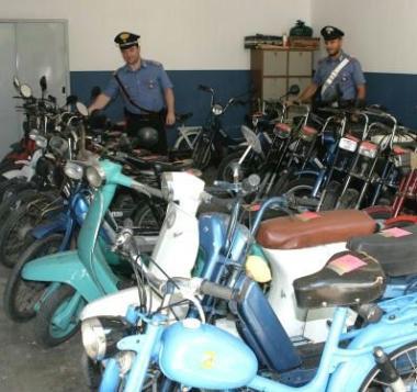 Il garage del ragazzo pieno di bici e motorini rubati    