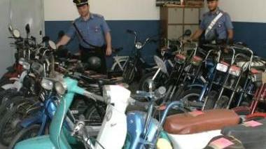 Il garage del ragazzo pieno di bici e motorini rubati