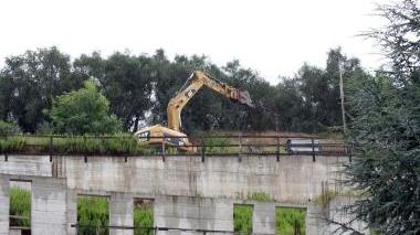 Ruspe in azione per demolire muri alla Baccanella