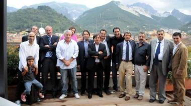 Foto ricordo sulla terrazza dellhotel Michelangelo della nuova Carrarese con il sindaco Zubbani e lassessore allo sport Dante Benedini 