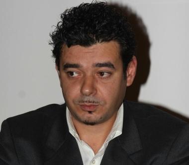 In cerca di lavoro a un centro per limpiego e a sinistra Michele Beud&ograve; che ha diretto la ricerca Irpet 