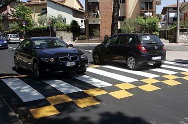 Due auto affrontano un attraversamento pedonale in viale Adua 