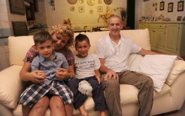 La famiglia Meini nel salotto di casa; sotto la signora Marimar