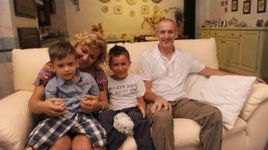 La famiglia Meini nel salotto di casa; sotto la signora Marimar