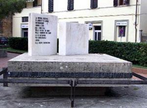 Danneggiato il monumento di piazza XXIV Luglio