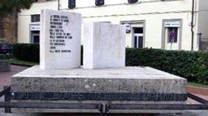 Danneggiato il monumento di piazza XXIV Luglio