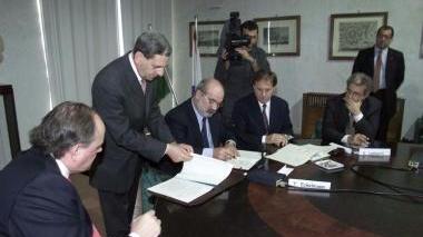 8 ottobre 2001 Contship è appena sbarcata. Da sinistra: Eckelmann Gionfriddo, Marcucci, Piccini e Lamberti firmano la concessione a Tdt