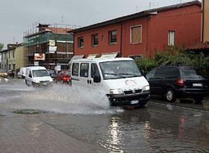 Strade e cantine allagate dopo la pioggia in tutta la Valdinievole