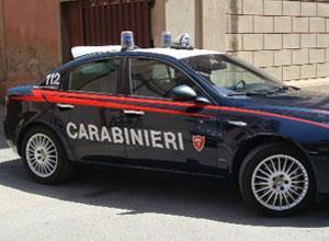 Assiste a rapina e chiama i carabinieri: 5 denunciati