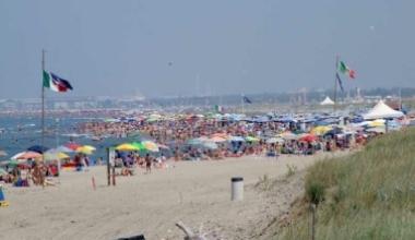 Tre turisti (due bambini) rischiano di annegare, salvati dai bagnini