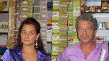 <b>VINCITA.</b> I gestori della tabaccheria “Non solo fumo”