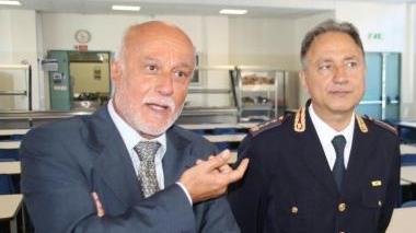 Il questore Bruno D’Agostino (sin.) con Luigi Canu