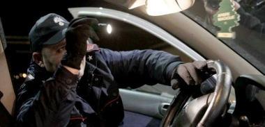 Un carabiniere ispeziona linterno di unauto visitata dai ladri 