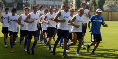 Il preparatore atletico Claudio Selmi (col cappellino) tira il gruppo durante uno dei primi allenamenti stagionali 