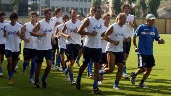 Il preparatore atletico Claudio Selmi (col cappellino) tira il gruppo durante uno dei primi allenamenti stagionali