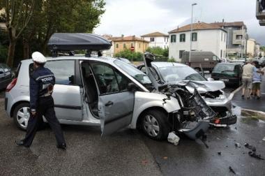 <b>IN CENTRO.</b> Lo scontro tra due auto in via Ansedonia 