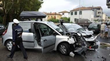 <b>IN CENTRO.</b> Lo scontro tra due auto in via Ansedonia