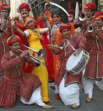 <b>LA BAND.</b> Sei musicisti, una ballerina e mangiafuoco 