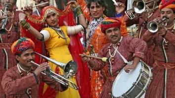 <b>LA BAND.</b> Sei musicisti, una ballerina e mangiafuoco