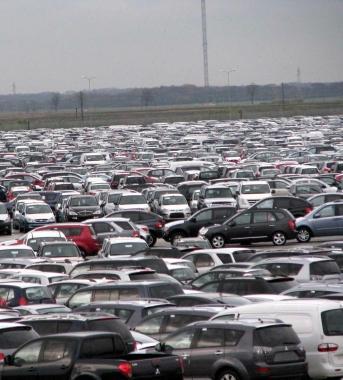 Auto nel piazzale del Faldo 