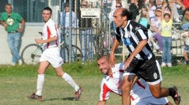 A sinistra Dante Bertoneri vuole aiutare la Massese; sopra mister Spilli