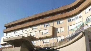 Sopra Monica Calamai, accanto l’ospedale di Portoferraio