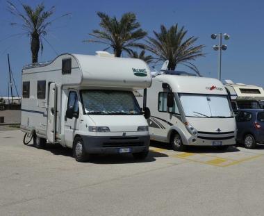 Camper in sosta nei pressi di una spiaggia  