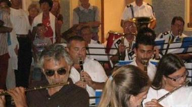 Concerto a sorpresa di Bocelli con la filarmonica Pietri