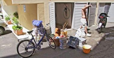 Si asciugano al sole gli oggetti che erano in un garage allagato in un palazzo di via Sante Tani 