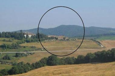 Nel cerchio la collina di Ulignano dove dovrebbe sorgere la cava 