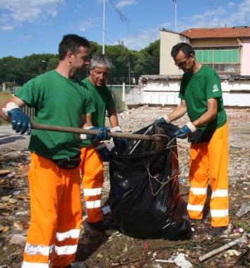 Gli operatori di Asm ripuliscono larea  