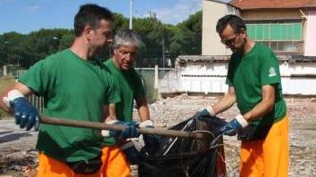 Gli operatori di Asm ripuliscono l’area