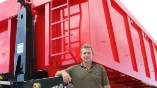 Il presidente Luca Petrucci e il mezzo acquistato dai balneari lidesi