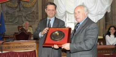 Il sindaco Filippeschi col presidente del Pisa Battini durante una premiazione 
