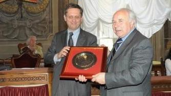 Il sindaco Filippeschi col presidente del Pisa Battini durante una premiazione