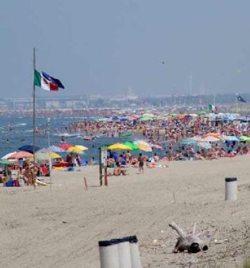 Uno scorcio della spiaggia di Marina di Vecchiano 