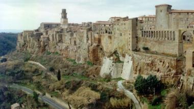 <b>SUL BUS.</b> I ragazzi sono tutti uguali e tutti hanno gli stessi diritti A sinistra Pitigliano   