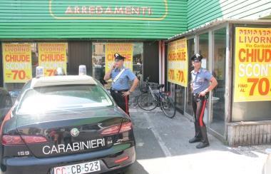 I carabinieri davanti a Desio e Rob&egrave; in via Garibaldi 
