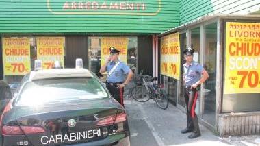I carabinieri davanti a Desio e Robè in via Garibaldi