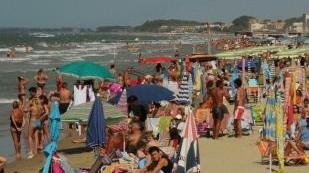 <b>SPIAGGIA.</b> Sotto attacco da tutti i punti di vista Dallo sporco ai tatuaggi per finire coi marsupi