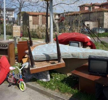 Materiale ingombrante abbandonato Una scena che capita di vedere raramente a Vaiano           