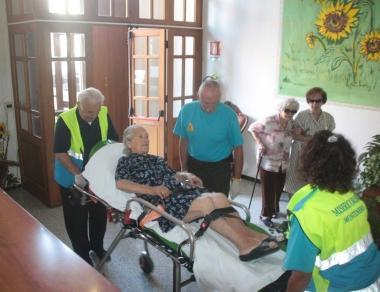 Unanziana viene trasferita in barella dallospizio chiuso dai Nas 